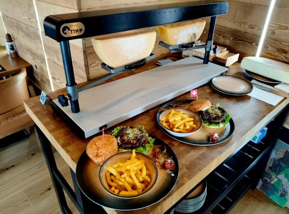Appareil à raclette avec burgers au fromage fondu et frites