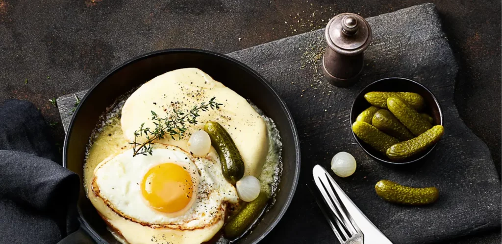 Croûte au fromage avec œuf, cornichons et petits oignons.