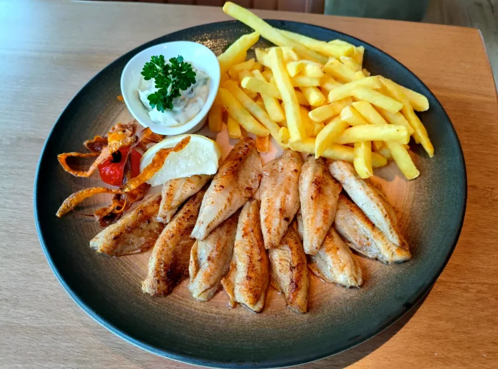Filets de perche dorés, frites maison et sauce tartare
