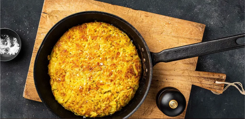 Rösti croustillant dans une poêle en fonte
